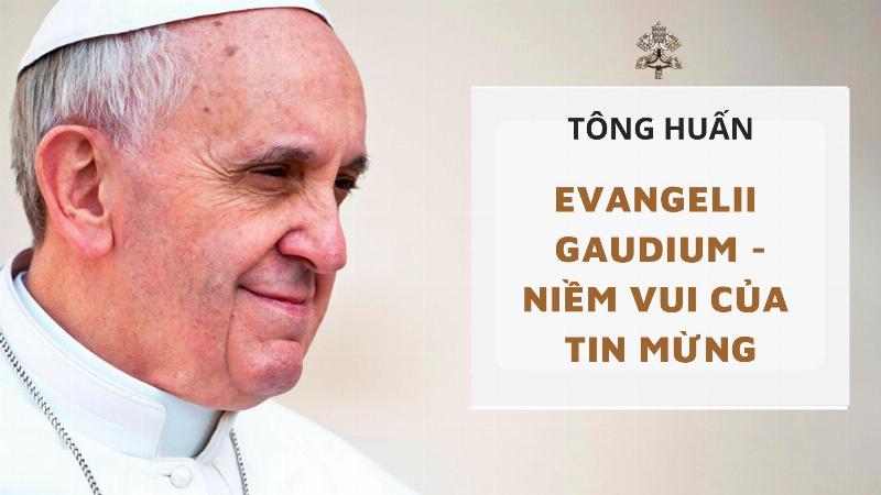 Một người mẹ đang dùng các đồ vật như kẹo để dạy con gái nhỏ về khái niệm số bị trừ và số trừ